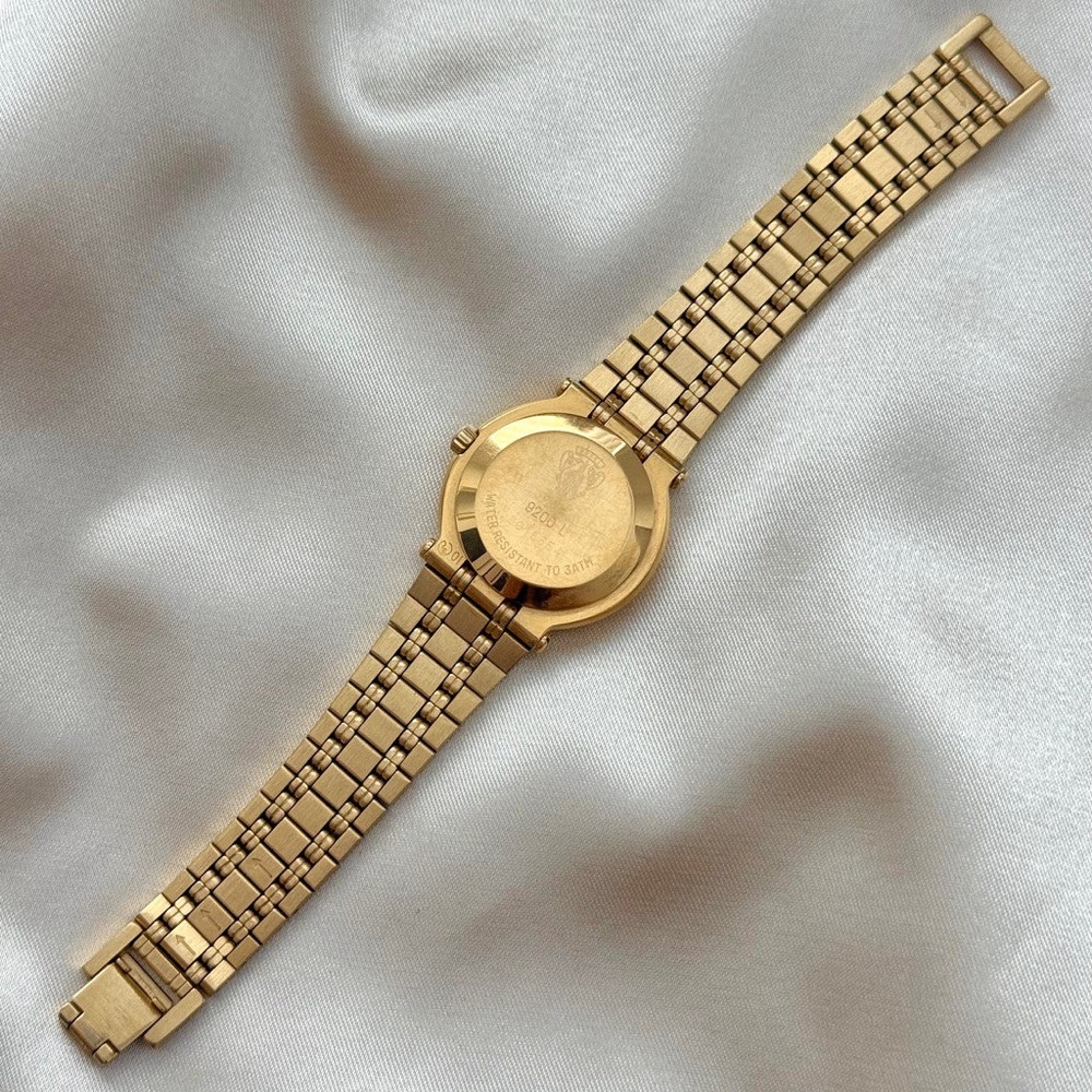 AUTHENTIC VINTAGE GUCCI DIAMOND CUT BEZEL GOLD WATCH - Picture 4 of 5